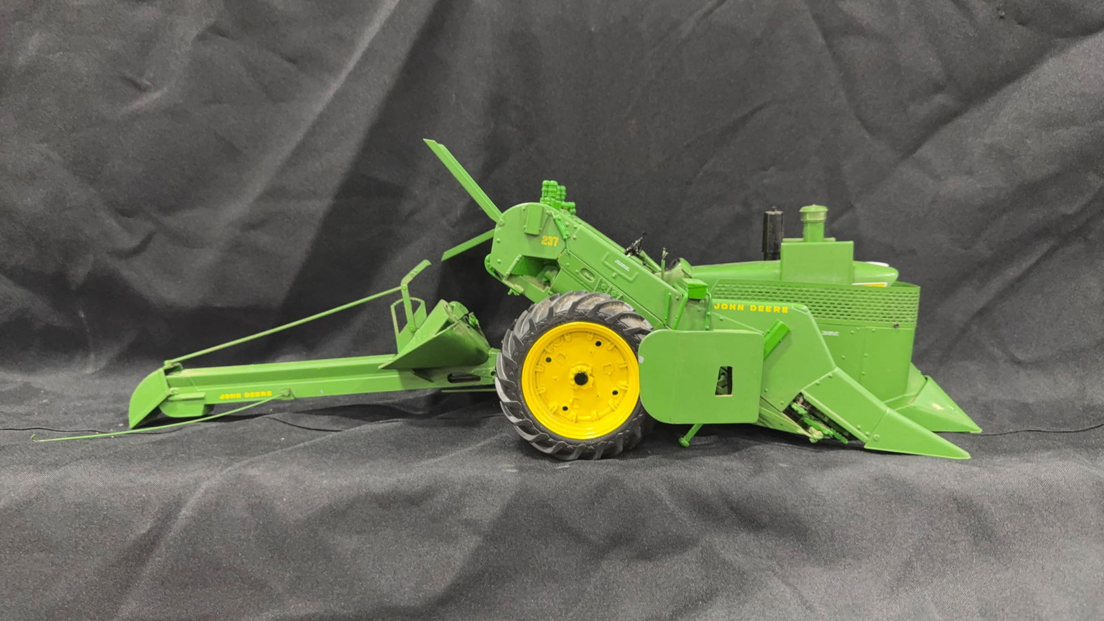 JOHN DEERE CORN PICKER 1/16 SCALE (1 of 6)