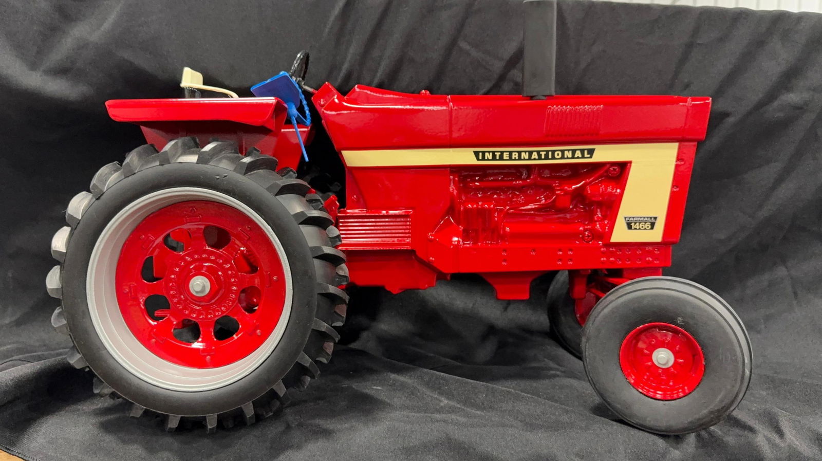 FARMALL 1466 1/8 SCALE (1 of 6)