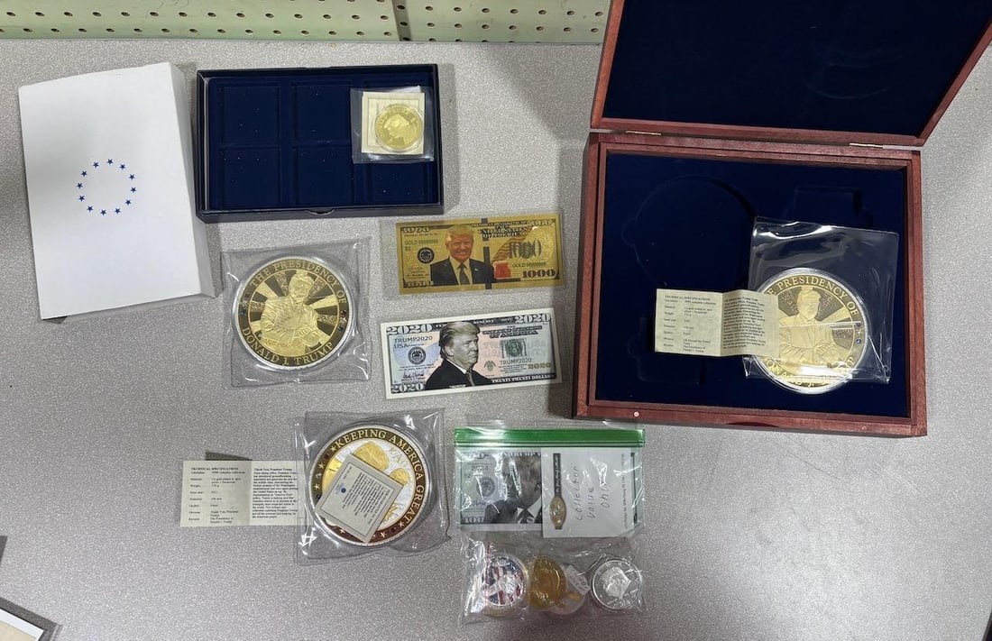 Donald J. Trump Commemorative Coins and Banknotes Set, 2021 Edition (1 of 8)
