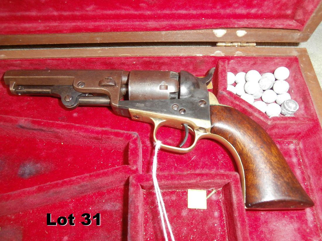 Colt 1849 pocket percussion revolver: Colt 1849 pocket percussion revolver in good condition with case - Antique