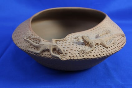 Native Santa Clara Jar With Lizards Sculpted By Jody Folwell With Signature