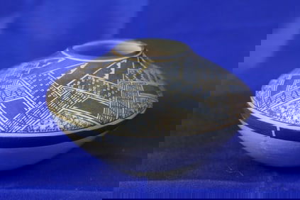 Handcrafted Isleta Pueblo Brown Seedpot With Black Geometric Patterns Signed Karen Abeita