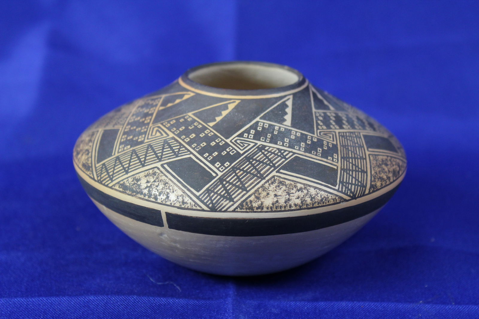 Handcrafted Isleta Pueblo Brown Seedpot With Black Geometric Patterns Signed Karen Abeita (1 of 6)