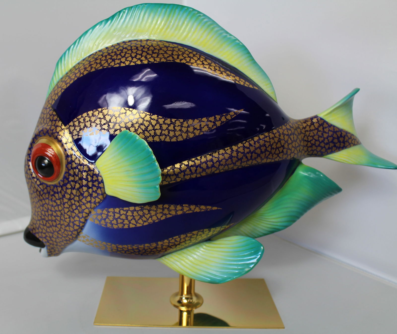 Oggetti Porcelain Fish Sculpture 1980s: Oggetti porcelain fish sculpture 1980s. Hand painted with blue and green colors with brass base and has original label. It is 13.5" tall x 16" long x 8.5" wide.