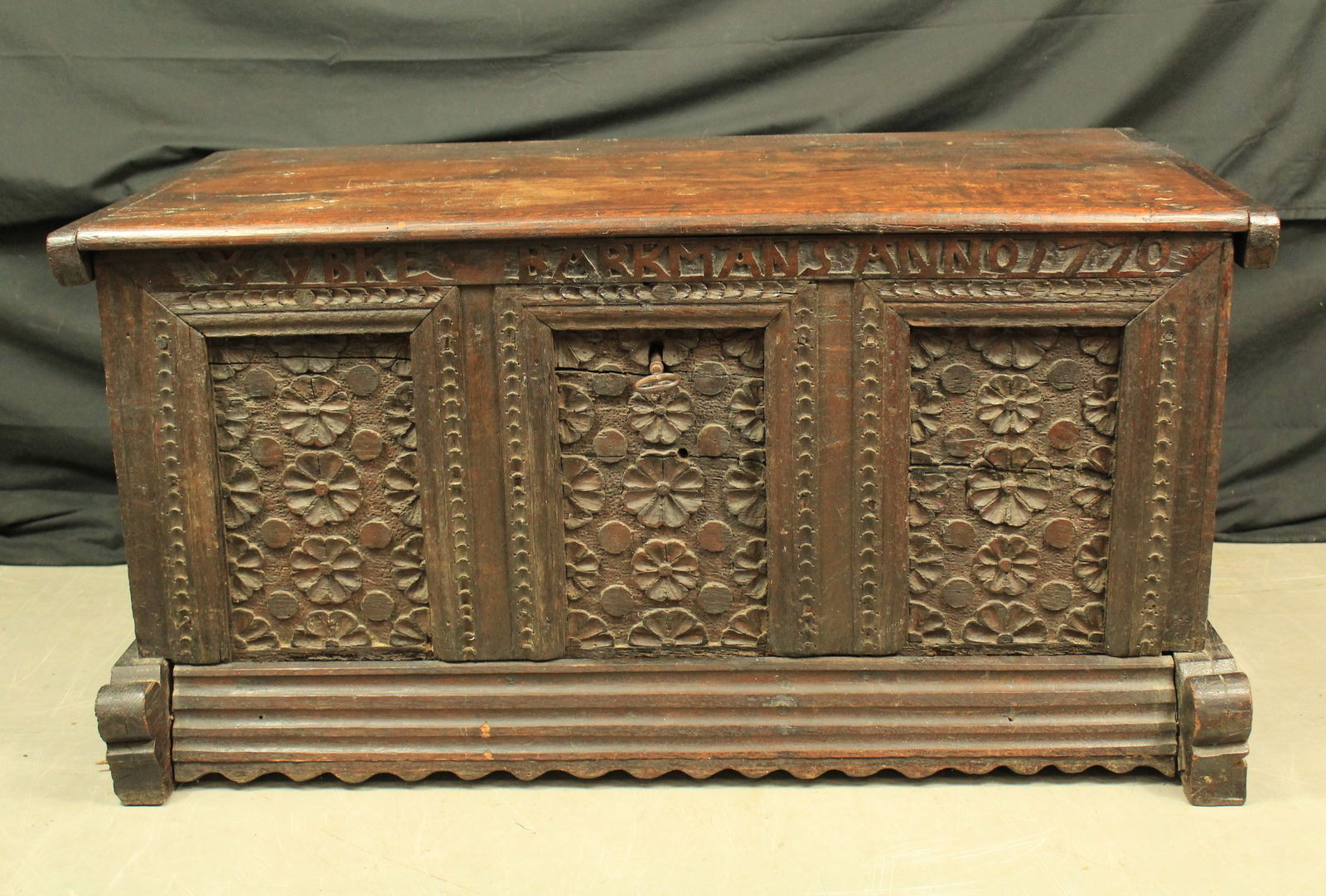 Carved 18th Century Oak Dowry Chest (1 of 18)