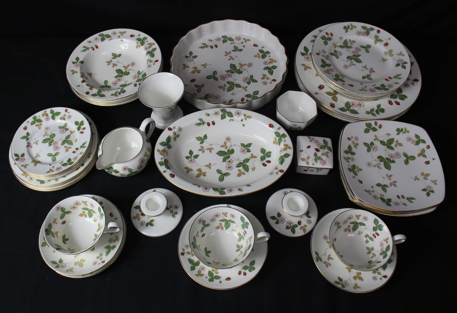 Wedgewood Wild Strawberry 37 Piece Dinnerware Set (1 of 20)