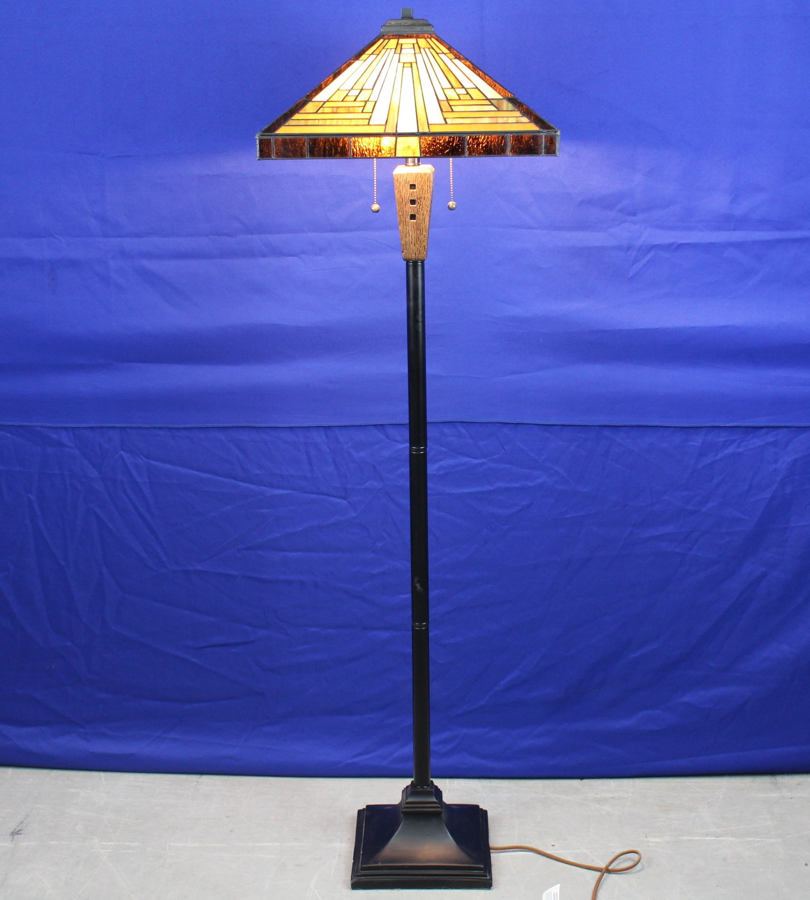 Quoizel Stephen Style Floor Lamp: Quoizel Stephen Style Floor Lamp. Beautiful Quoizel floor lamp with multi colored stained glass shade. The lamp has a similar design and shade to the Quoizel Stephan model lamp. Below the shade there