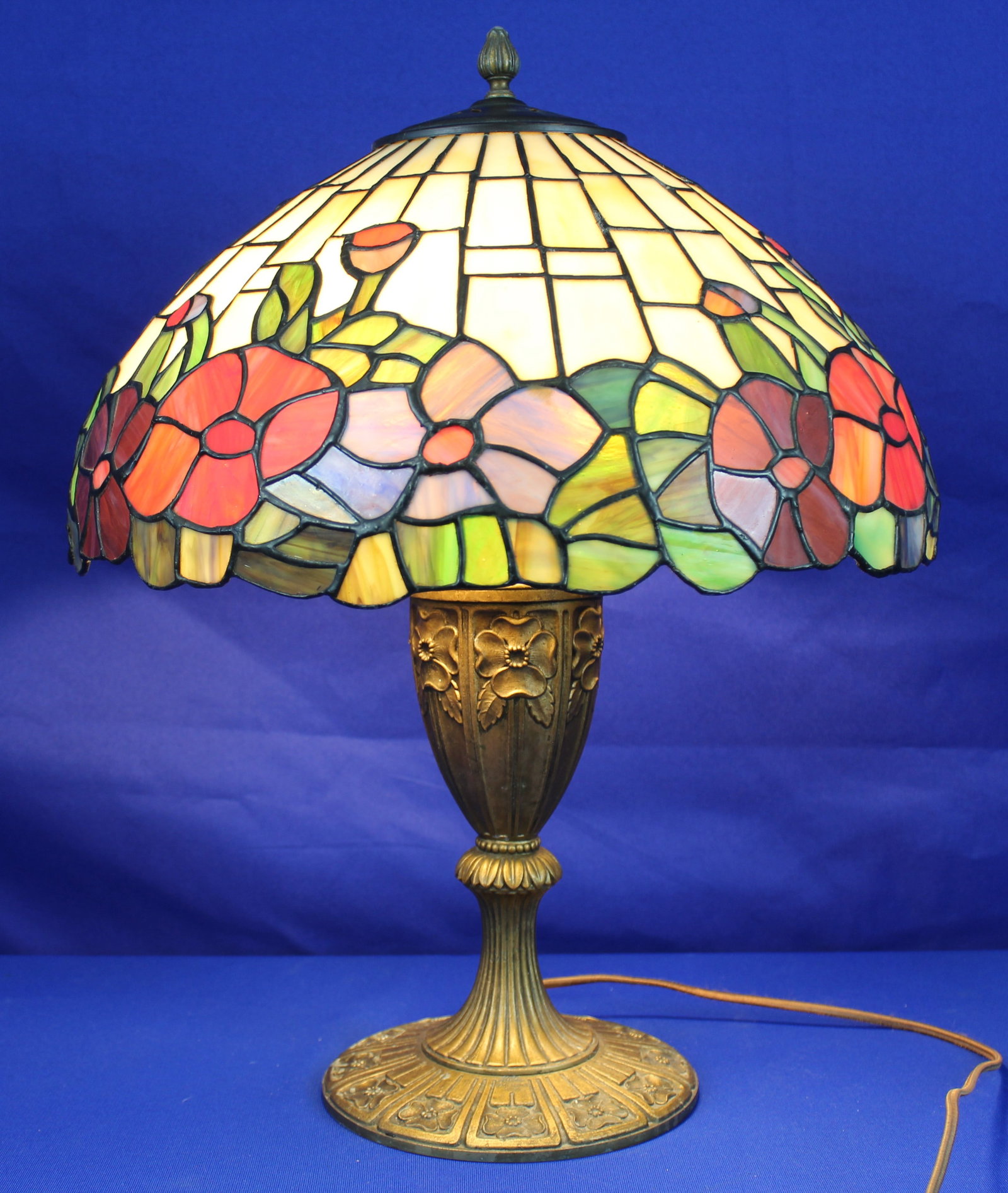 Miller Lamp Co. Slag Glass Table Lamp (1 of 10)