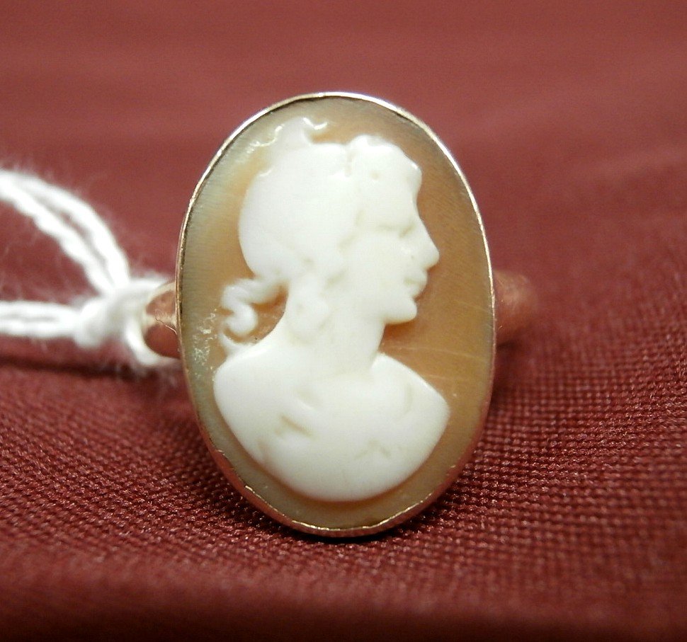 14Kt Gold Shell Cameo Ring: 14Kt Gold Shell Cameo Ring 1.9 Dwt
