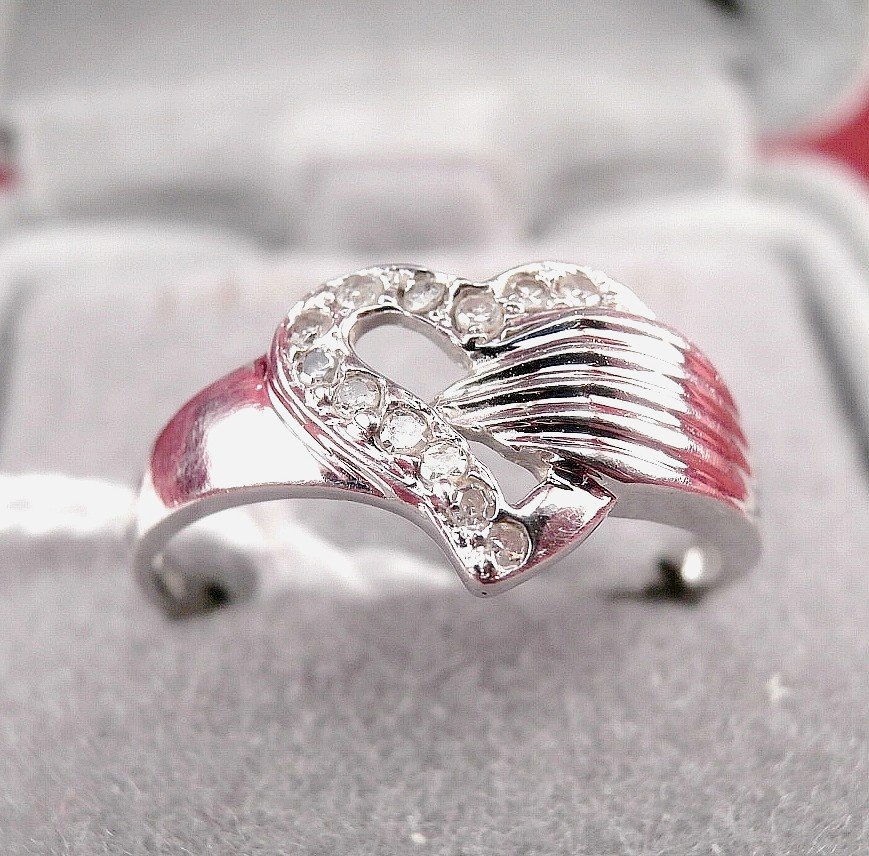 14K Gold 12 Diamond Heart Ring (1 of 5)