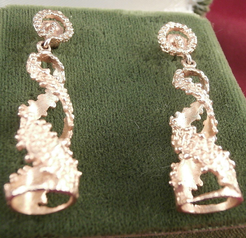 14K Yellow Gold Dangling Twist Earrings: 14K Yellow Gold Dangling Twist Earrings 7.1 grams.