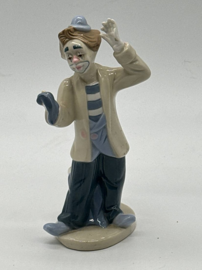 Paul Sebastian Porcelain De Sako Limited Edition Clown Figurine Joyful Juggler 9 In: The De Sako Limited Edition Clown Figurine, titled Joyful Juggler, is a charming depiction of a playful clown, expertly crafted in porcelain. Standing at 9 inches tall, this collectible piece captures