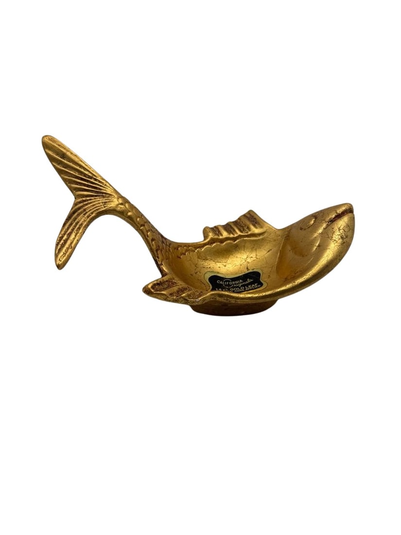 California Originals Gold Leaf Fish Shaped Ashtray Vintage Decor 8x5 in: The California Originals Gold Leaf Fish Shaped Ashtray is a stunning piece of vintage decor. Crafted with meticulous attention to detail, this hand-applied 14 kt gold leaf ashtray showcases an exquisi