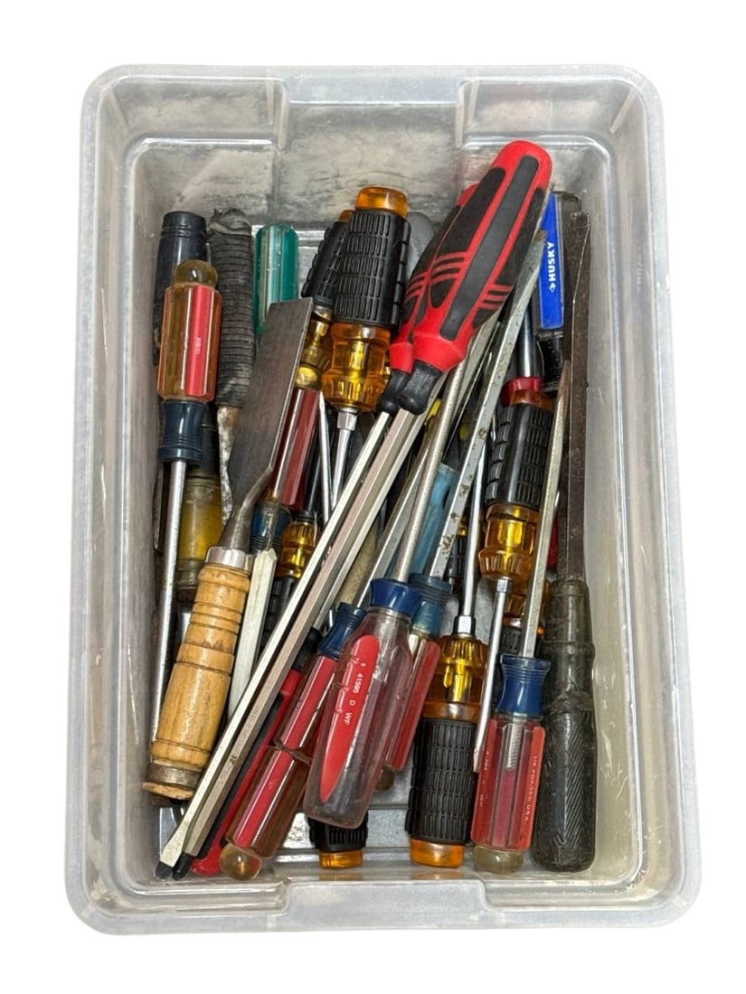 Large Lot Of Various Types Of Screwdrivers And Tools Set Vintage Collection: This extensive collection of vintage screwdrivers and hand tools includes a wide variety of types and sizes, showcasing a range of handles and materials. The set features a mix of flathead and Phillip