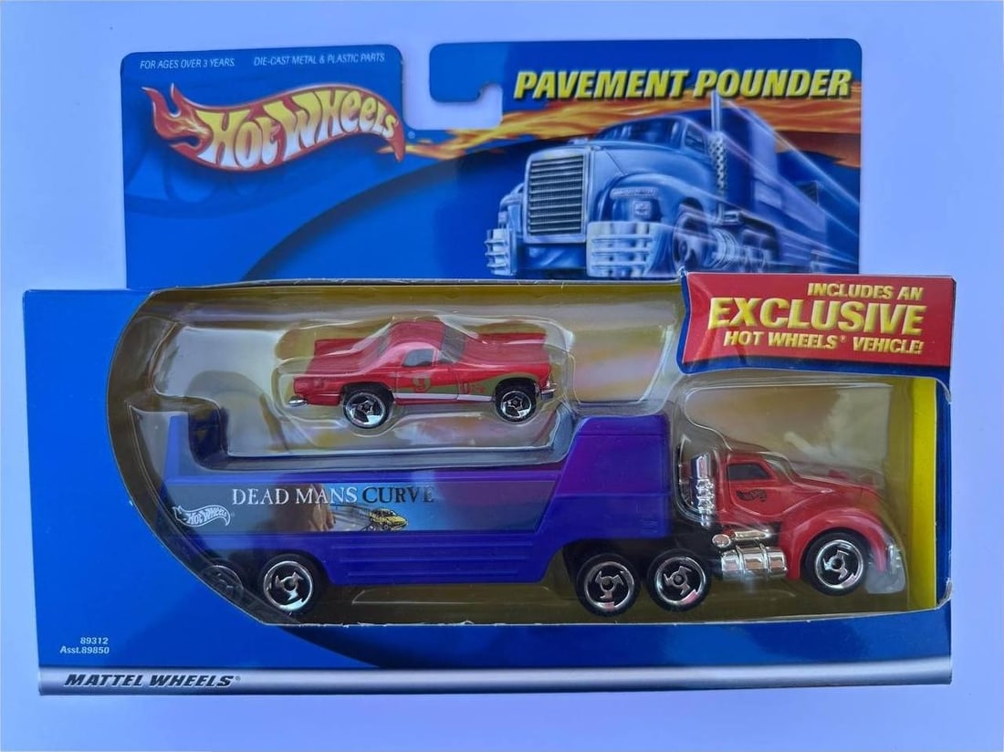 Hot Wheels Pavement Pounder Exclusive Dead Mans Curve Truck 2000 Sealed 89312: Hot Wheels Pavement Pounder Dead Mans Curve collectible toy by Mattel from 2000 is presented in an original sealed package This set includes a powerful transport truck and a matching exclusive car fin