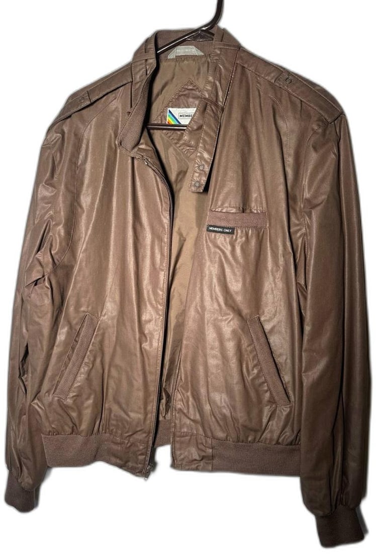 Members Only Mens Brown Classic Light Bomber Jacket US Size L Zipper Design: Members Only Mens Brown Classic Light Bomber Jacket US Size L Zipper Design is a timeless piece for casual or semi casual wear all year round. This iconic jacket stands out with its sleek brown finish