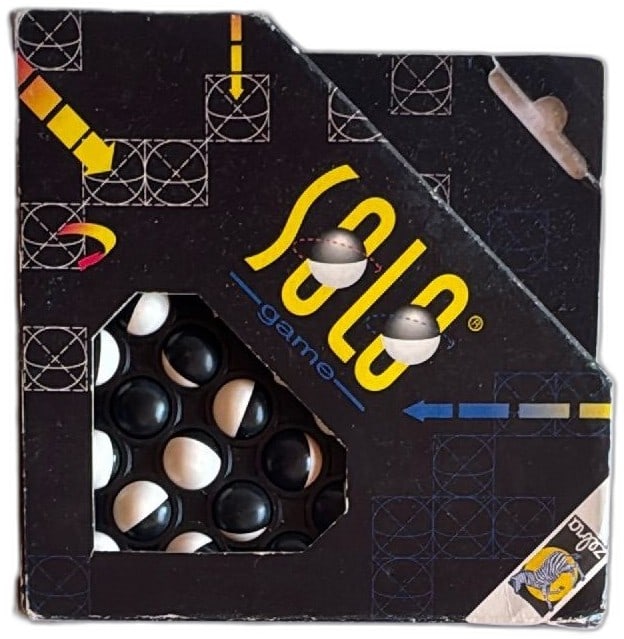 Solo Game Vintage 1991 Blue Zebra Black White Marble Solitaire Puzzle: Solo Game vintage solitaire puzzle by Blue Zebra, released in 1991. Challenging strategy game featuring black-and-white marbles within a distinctive geometric box. Compact, travel-friendly with no loo