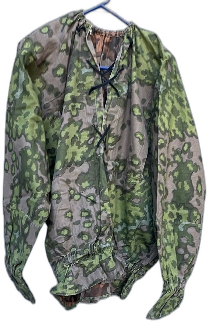 WWII German Waffen SS Oak Leaf Camo Reversible Smock Splinter Pattern Size Large: Original WWII German Waffen SS smock in rare Oak Leaf camouflage pattern, reversible brown and green splinter camo. Vintage military collectible used by Waffen SS, made from lightweight cotton with dr