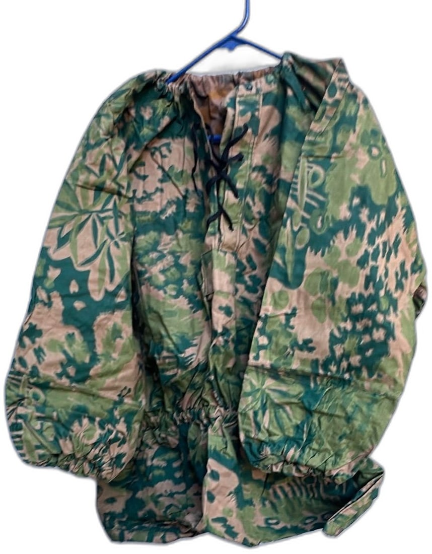 WW2 German Camouflage Smock Sumpftarn Reversible Splinter Pattern Large: Rare WW2 German camouflage smock Sumpftarn, reversible splinter pattern, typical of Waffen-SS and late-war Wehrmacht gear. Made of cotton or similar durable material, features green-tan-brown woodland