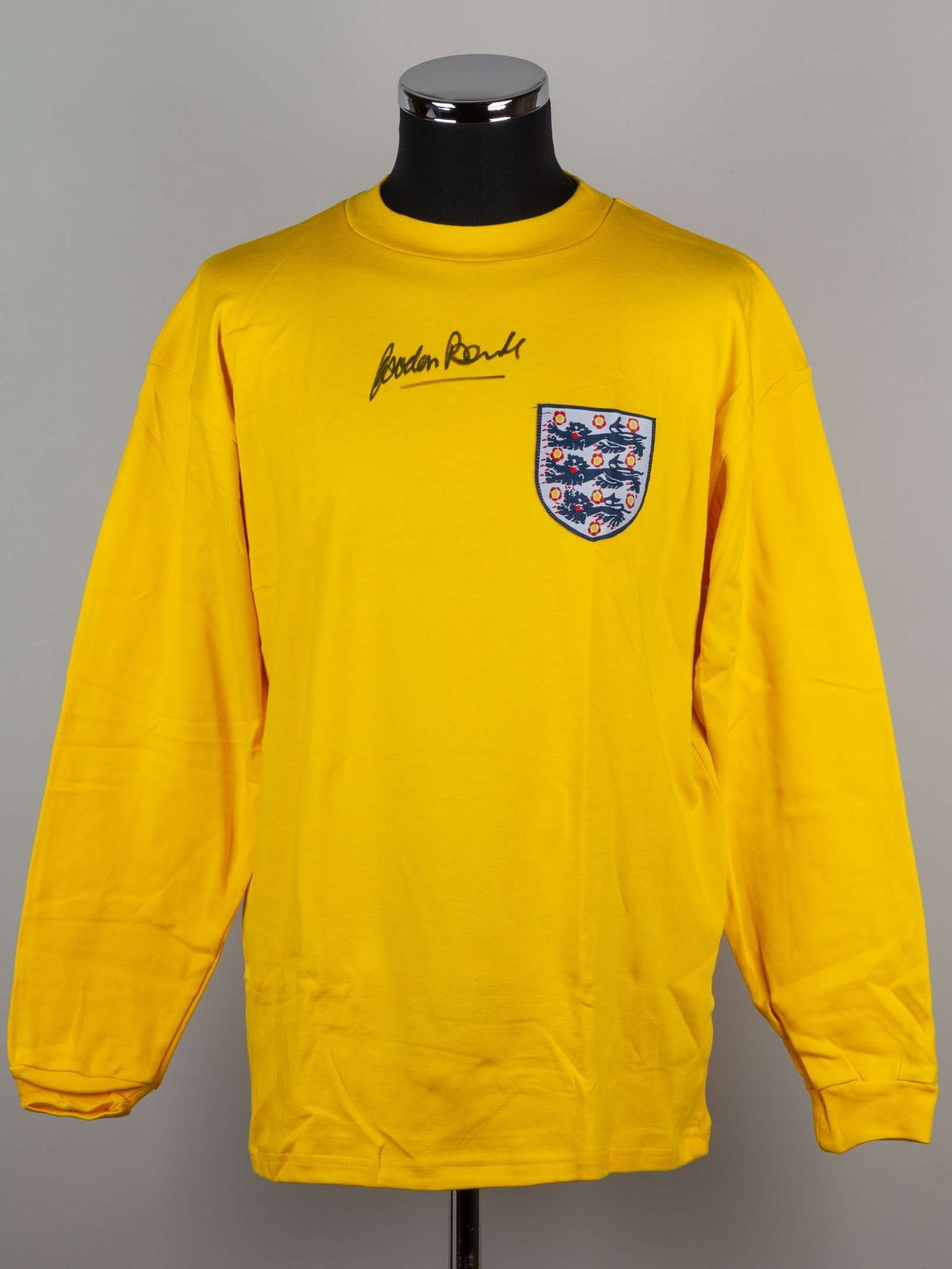 A yellow replica Gordon Banks signed England shirt : A yellow replica Gordon Banks signed England shirt with Sporting Legend COA 