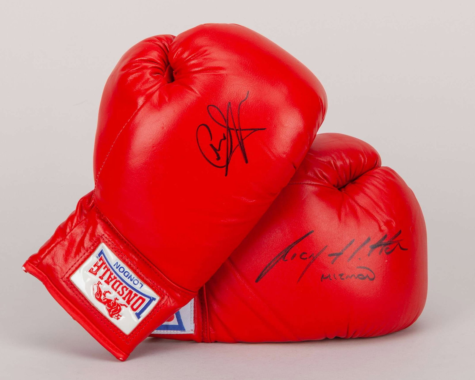 Boxing gloves signed by the British champions Carl Froch and Ricky Hatton, (1 of 2)