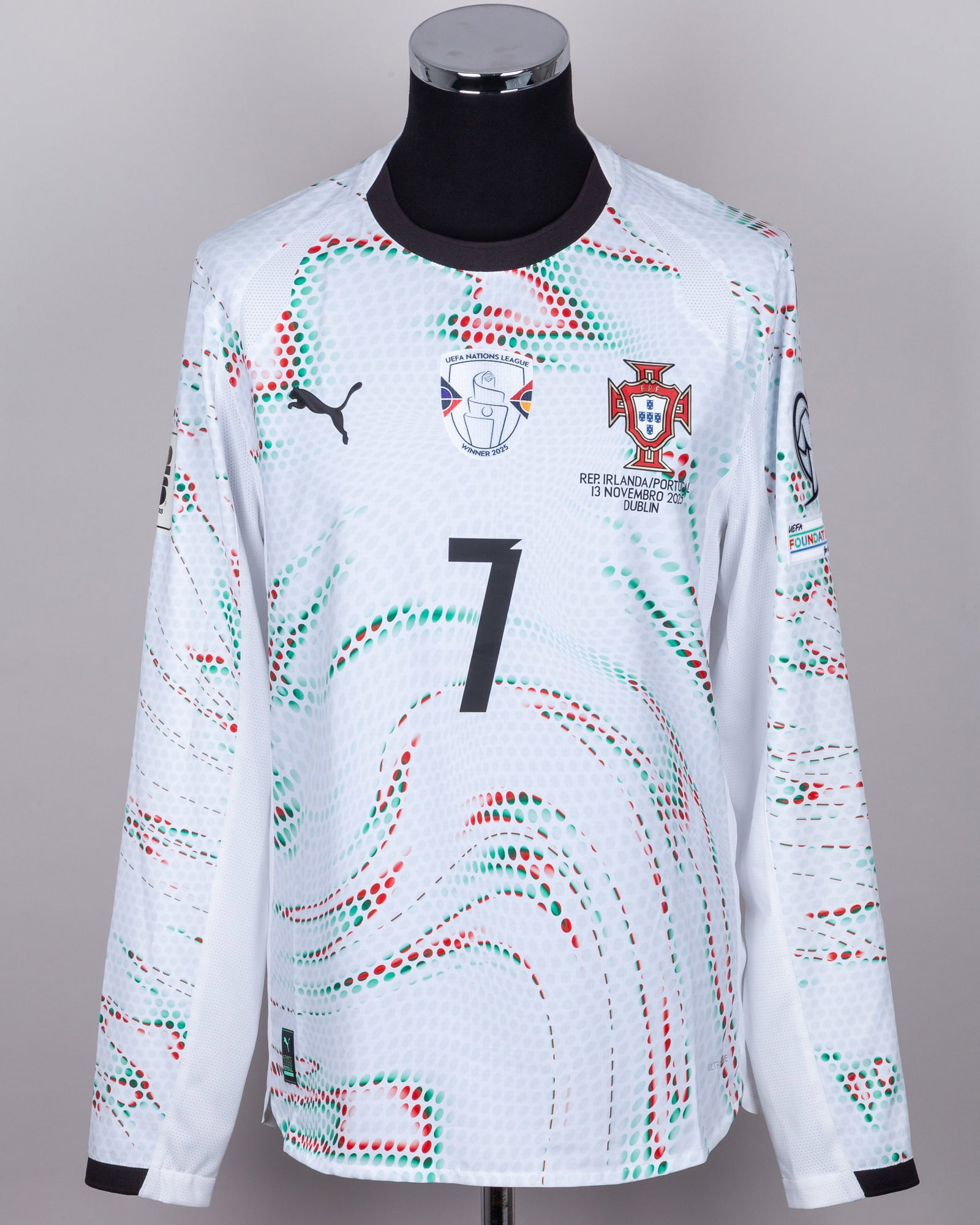 Cristiano Ronaldo white No.7 Portugal v. Republic of Ireland match issued shirt, 2025?: Cristiano Ronaldo white No.7 Portugal v. Republic of Ireland match issued long-sleeved shirt, 2025, Puma, L, with crew-neck collar and printed badge with REP. IRLANDA/PORTUGAL 13 NOVEMBRO 2025 DUBLIN 