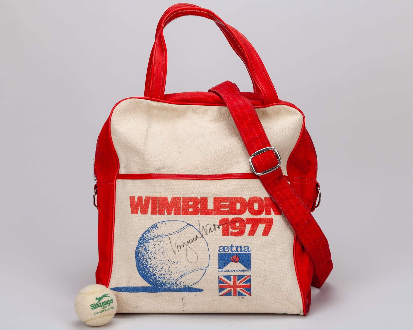A vintage Wimbledon 1977 tennis bag, autographed by Virginia Wade (1 of 8)