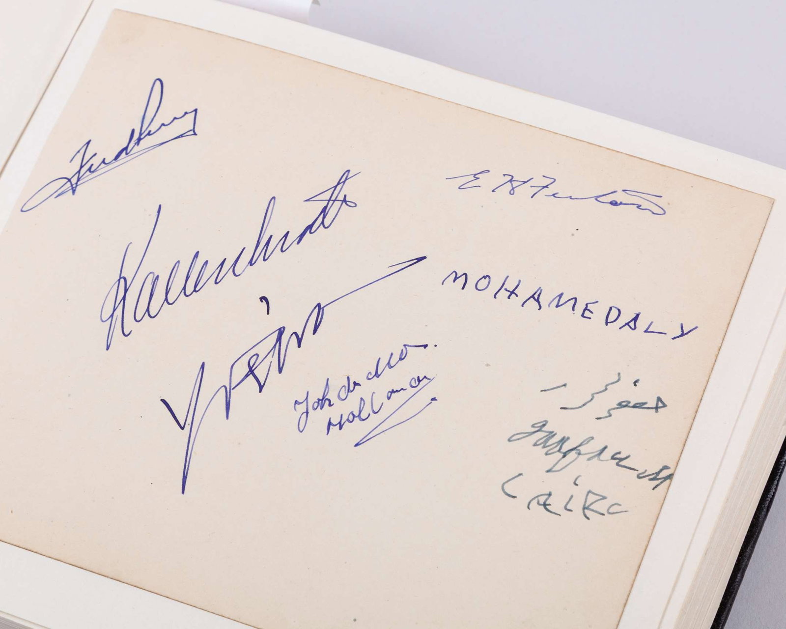 A tennis autograph album, including Bill Tilden, Henri Cochet, Tony Wilding - 4