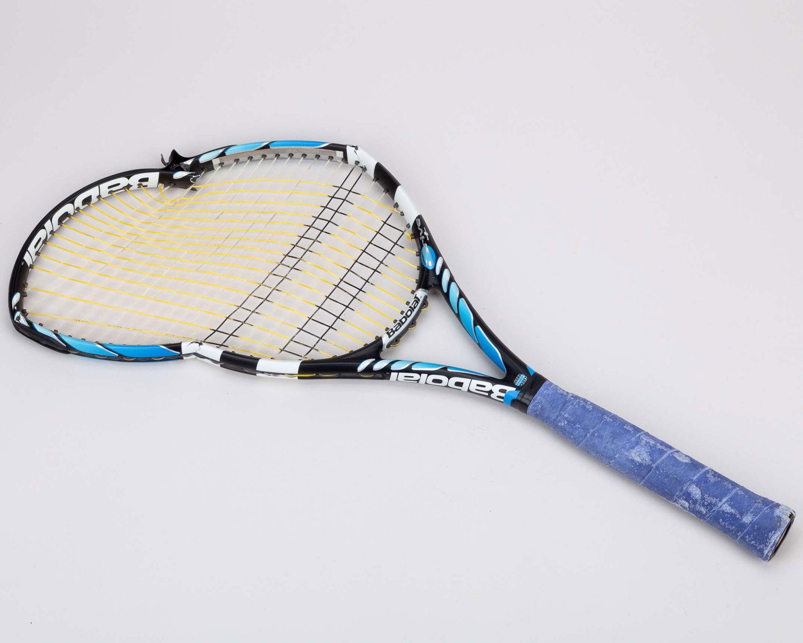 Andy Roddick a Babolat used and smashed tennis racket: Andy Roddick a Babolat used and smashed tennis racket, used during Wimbledon 2005 practise week, with COA from Grant Cantin former Head Groundsman at Wimbledon 