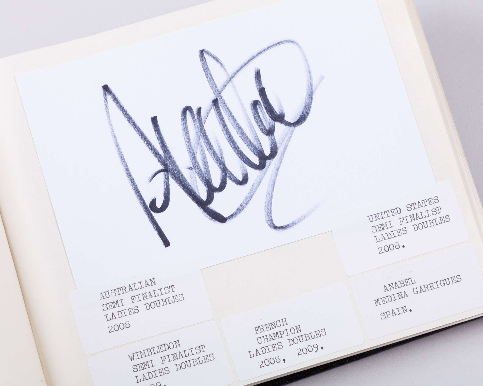 A tennis autograph album, 82 pages of notable champions - 10