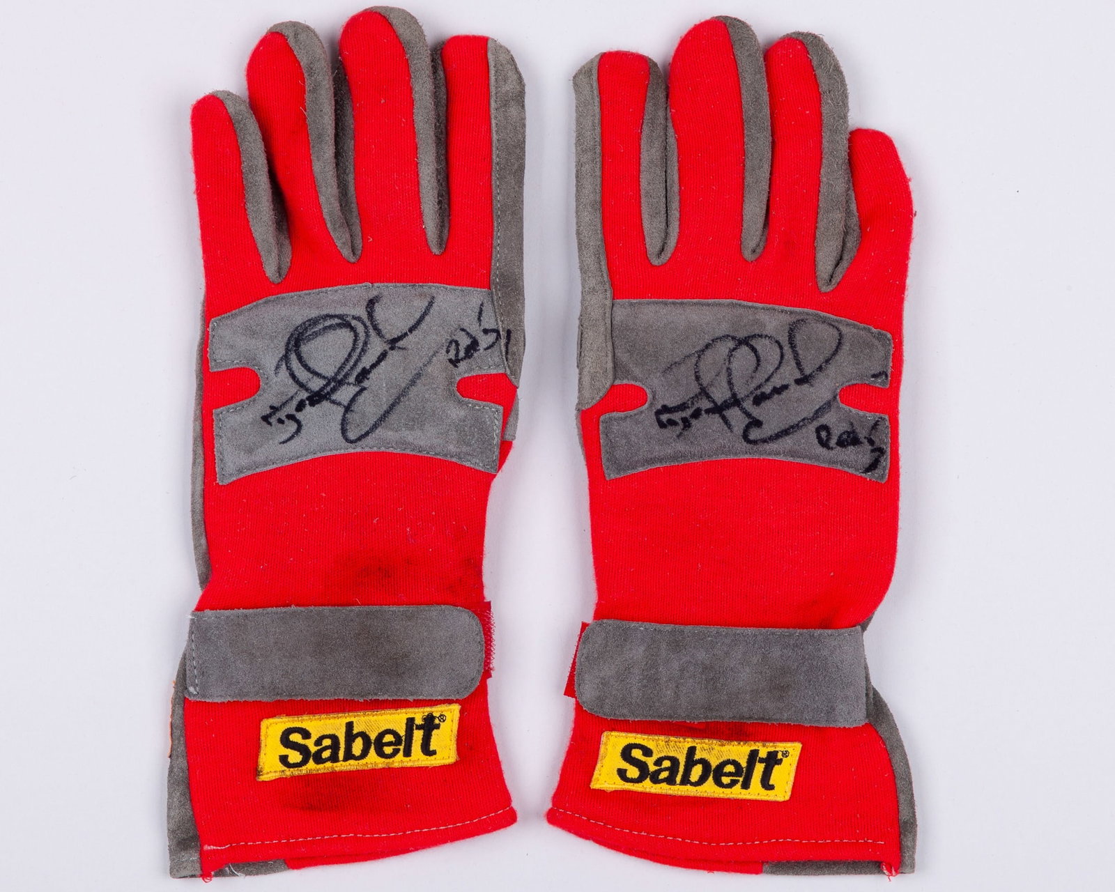 Nigel Mansell Signed Sabelt Used Gloves: Nigel Mansell Signed Sabelt Used Gloves.The gloves have been crafted by Sabelt?and have been used and personally signed by the 1992 F1 World Champion.Both gloves are inscribed NM5. And the inside whit