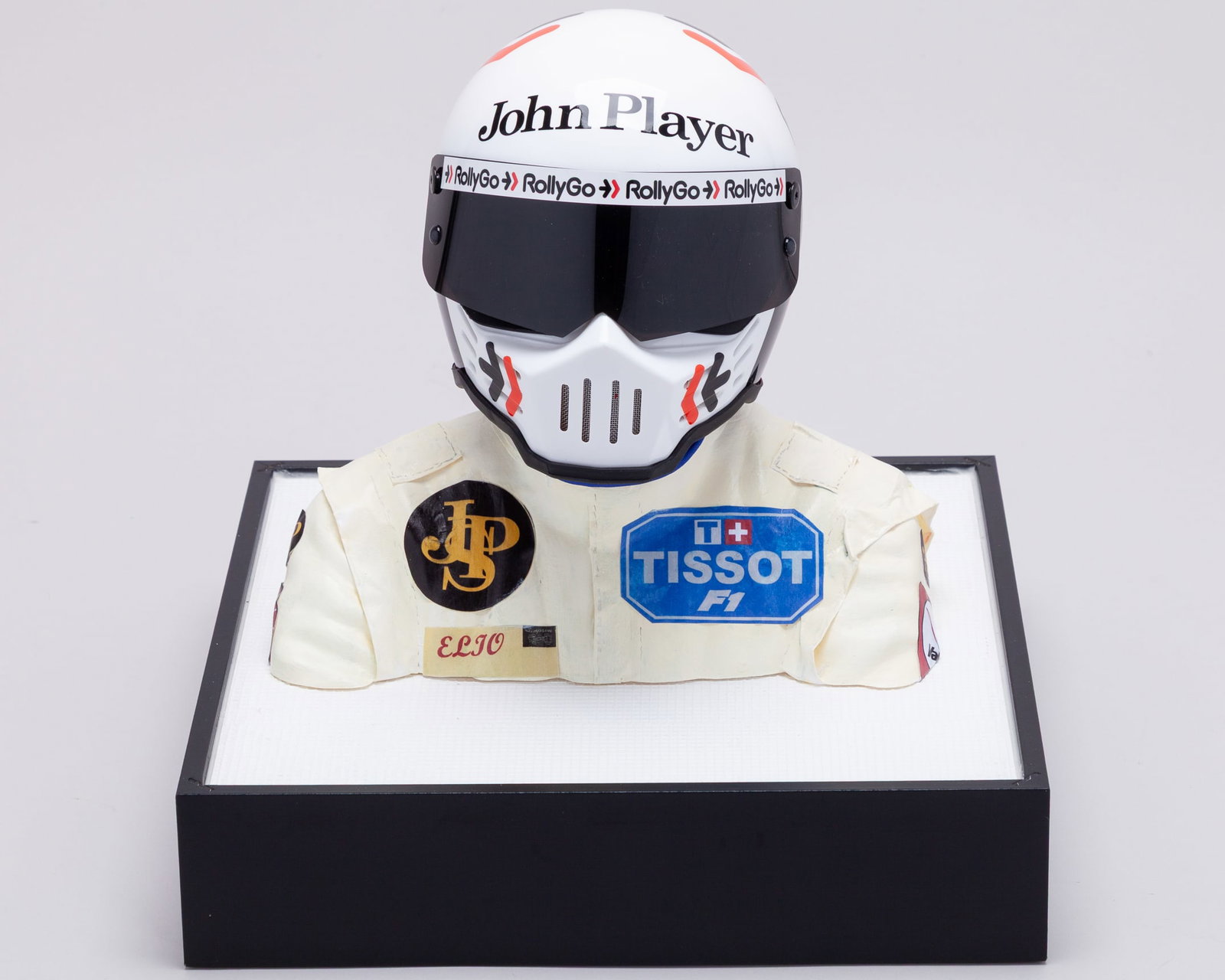 Elio De Angelis 1982 Lotus 1:2 Scale Helmet Display: Elio De Angelis 1982 Lotus 1:2 Scale Helmet Display.The helmet is the iconic Simpson design from the 1982 Formula One season where Elio claimed his first win in F1 with Lotus.Complete with driver mann