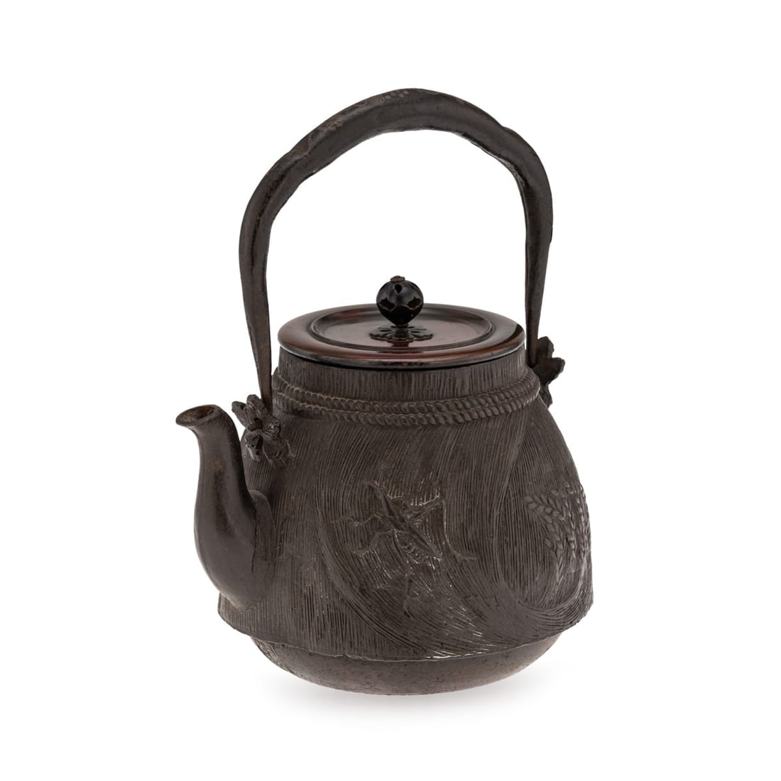 ANTIQUE 19thC JAPANESE CAST IRON 'RYUBUNDOA' CARVED TETSUBIN KETTLE c.1890: Antique 19th Century Japanese cast iron Ryubundoa carved tetsubin kettle. The cylindrical iron body is decorated in low relief with a continuous design of bundled rice sheaves, among which two batta