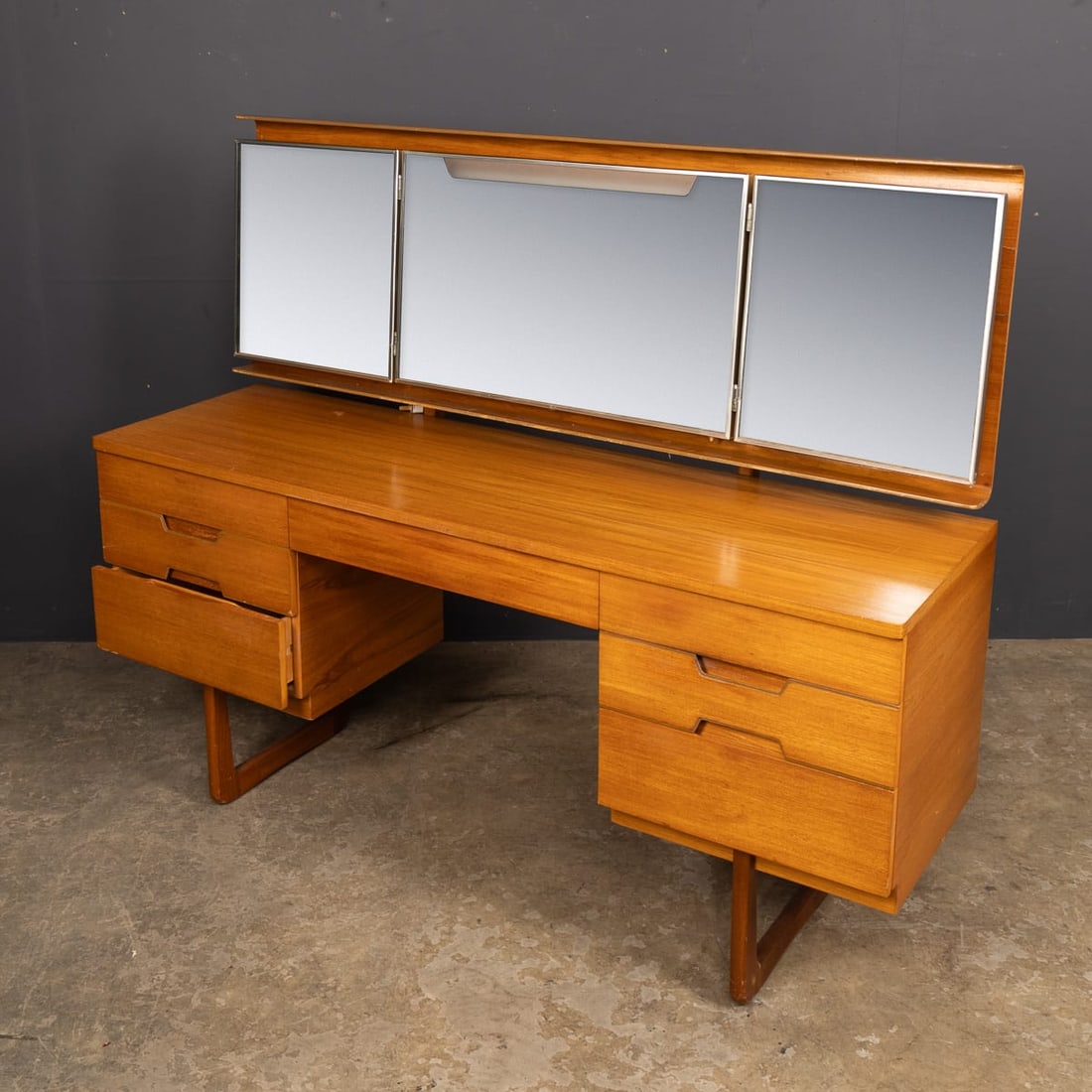 VINTAGE 20thC ENGLISH "Q" DRESSING TABLE BY GUNTHER HOFFSTEAD FOR UNIFLEX c.1960 - 5