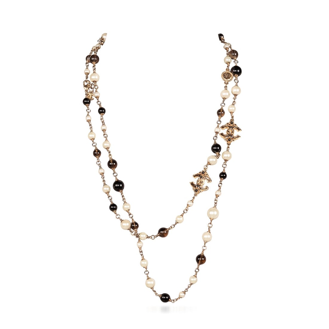 VINTAGE 20thC CHANEL SAUTOIR, FRANCE: A stunning vintage Chanel necklace with a captivating arrangement of lustrous faux black and white pearls, beautifully interspersed with elegant accents of gold metal. The allure of the pearls, combin