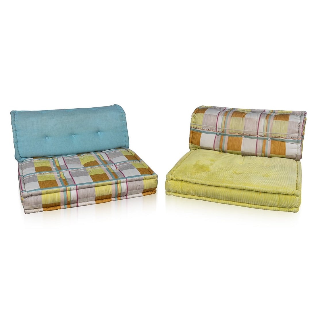21stC "MAH JONG" SECTIONAL SOFA BY HANS HOPFER FOR ROCHE BOBOIS, FRANCE c.2000: Elevate a living space with this stunning designer “Mah Jong” modular sofa suite by Roche Bobois. The set consists of two seat cushions, and two backrests. The layout of the sofa makes it