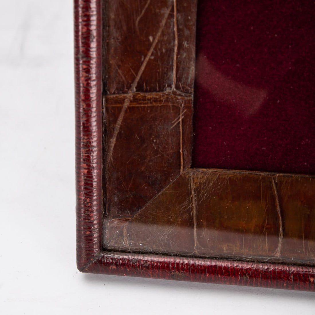 STYLISH 20thC BRITISH CROCODILE LEATHER PHOTO FRAME c.1920 - 8
