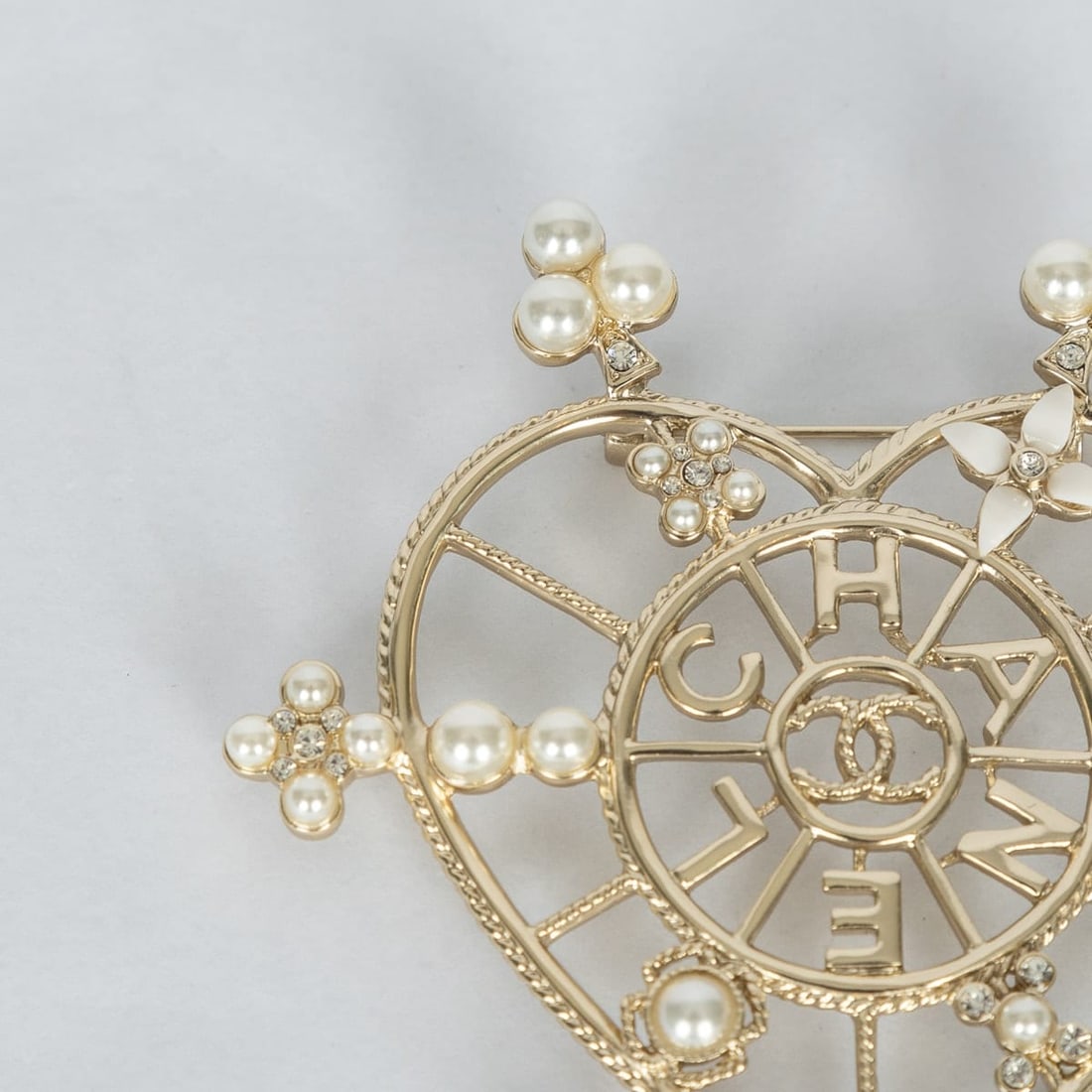 STUNNING VINTAGE CHANEL CC HEART SHAPE PIN BROOCH WITH CRYSTAL & PEARLS - 2