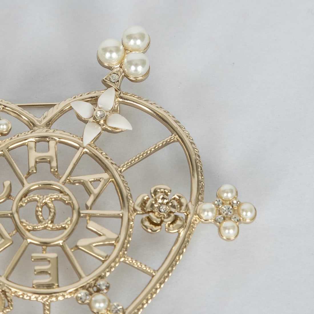 STUNNING VINTAGE CHANEL CC HEART SHAPE PIN BROOCH WITH CRYSTAL & PEARLS - 3