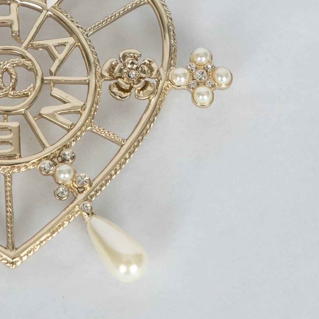 STUNNING VINTAGE CHANEL CC HEART SHAPE PIN BROOCH WITH CRYSTAL & PEARLS - 4