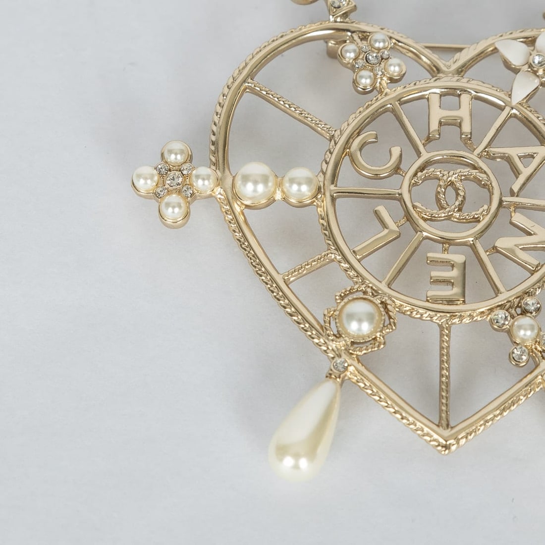 STUNNING VINTAGE CHANEL CC HEART SHAPE PIN BROOCH WITH CRYSTAL & PEARLS - 7