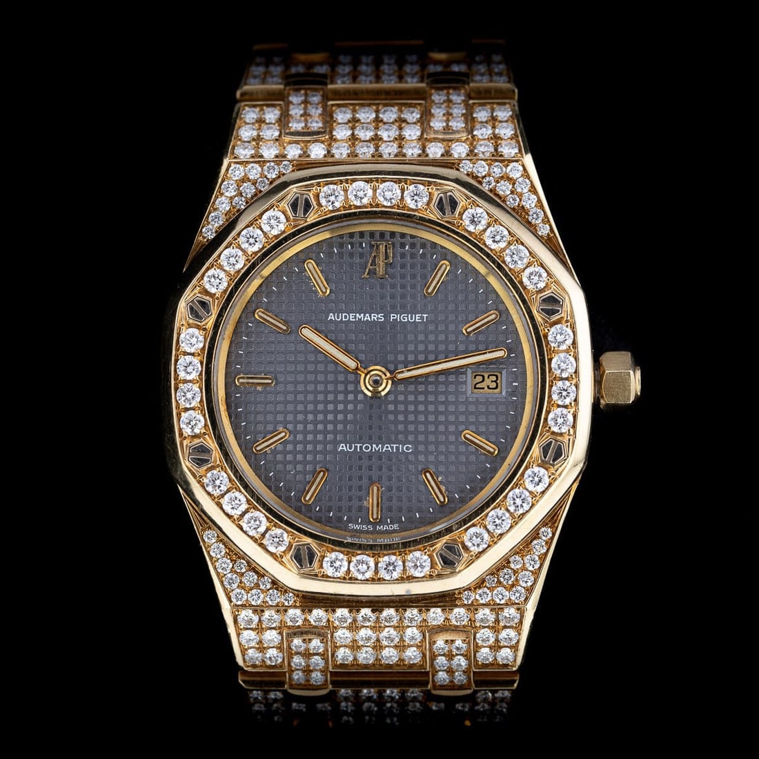AUDEMARS PIGUET CUSTOM ROYAL OAK LADY WATCH 18K YELLOW GOLD & DIAMONDS: Customized Audemars Piguet Royal Oak Lady. 33MM 18K yellow gold case, set with aftermarket diamonds. Swiss Made, Automatic Movement. The watch is sold without box and papers CONDITION: Pre-owned, in