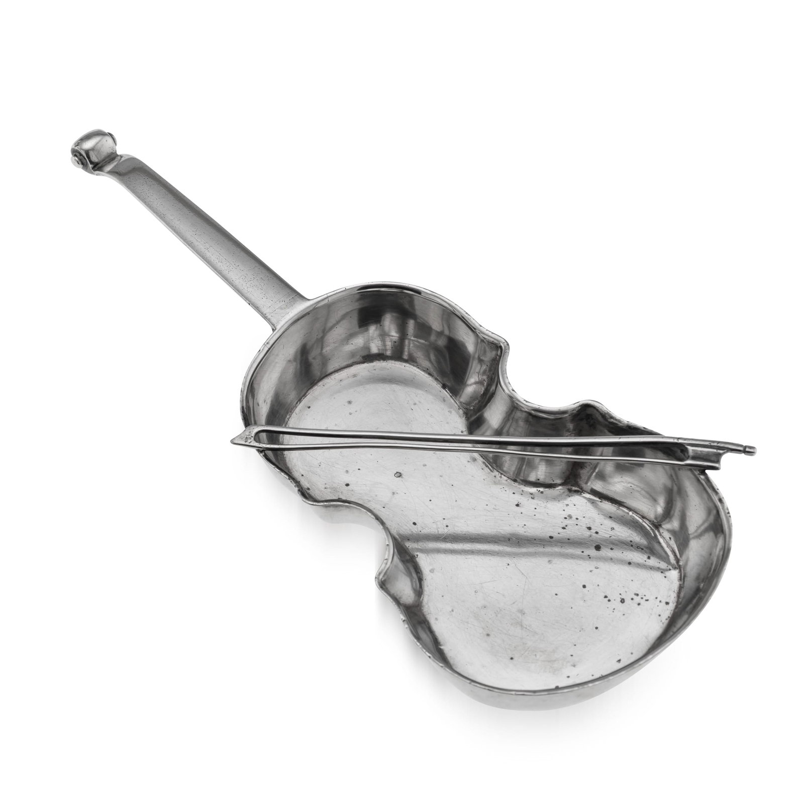 ANTIQUE 20thC EDWARDIAN SOLID SILVER 'CELLO' ASHTRAY, HUKIN & HEATH c.1905: Antique 20th Century Edwardian solid silver novelty ashtray shaped like a cello. The cello bow serves as a rest for cigars or cigarettes. A charming complement to any smoking room. Hallmarked on the