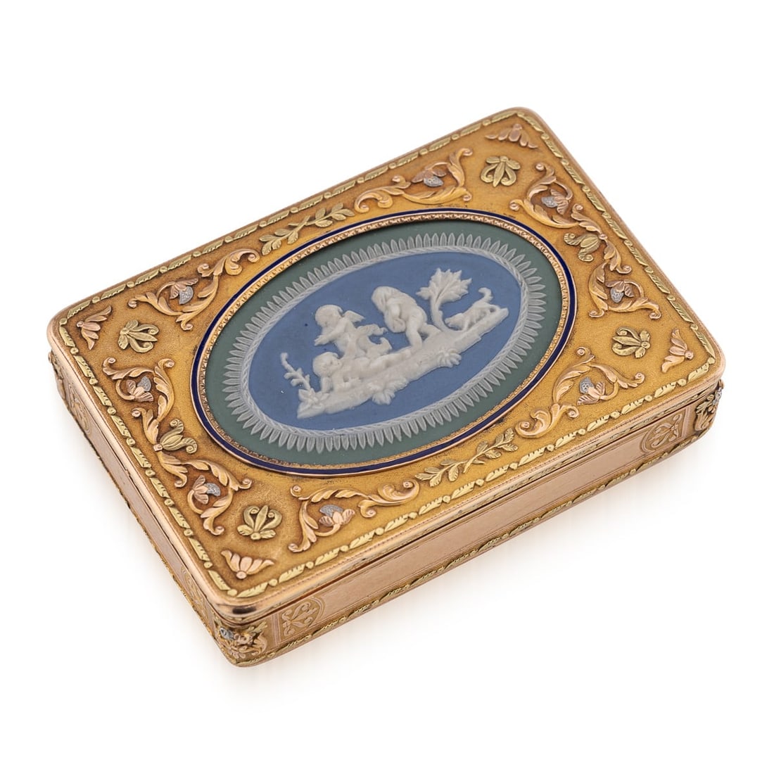 ANTIQUE 19thC GERMAN THREE-COLOUR 18k GOLD & JASPERWARE SNUFF BOX, HANAU c.1820: Antique early 19th Century German three-coloured 18k gold snuff box, of rectangular form with gracefully rounded corners, this exquisite piece features a central oval jasperware plaque depicting