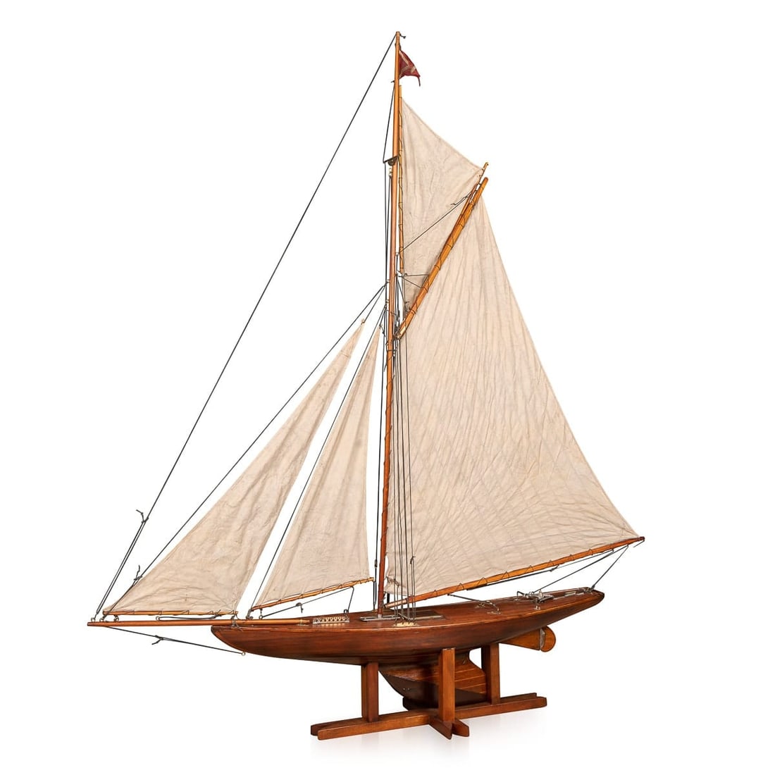 ANTIQUE 20thC ENGLISH GAFF RIGGED RACING WOOD POND YACHT c.1910: A massive antique gaff rigged cutter pond yacht, lovely “plank on frame” hull dating to the first half of the 20th century. The yacht is an example of British pond racing yacht and would