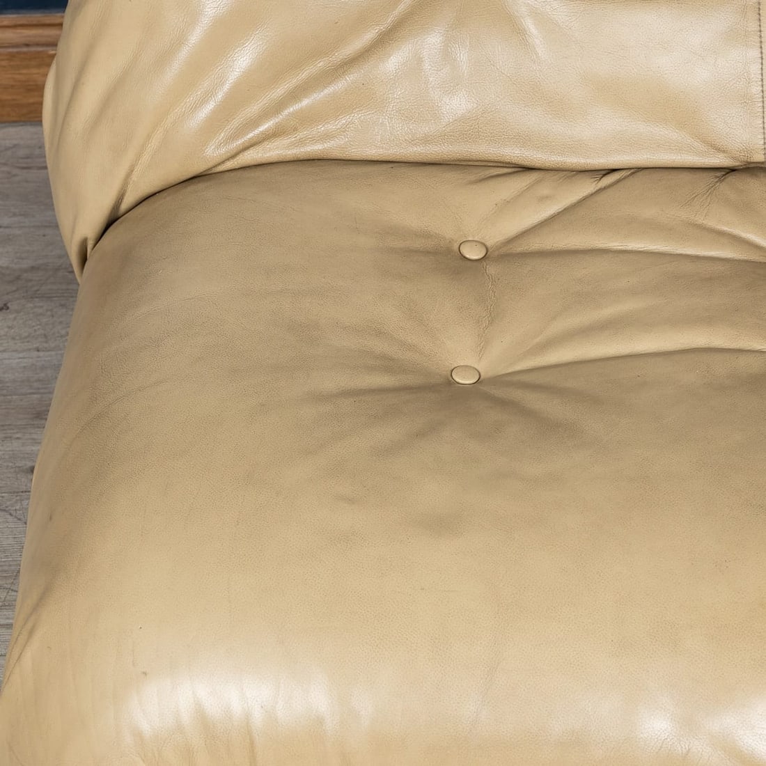 ITALIAN 20thC BEIGE "SORIANA" LEATHER SOFA BY TOBIA SCARPA FOR CASSINA - 10
