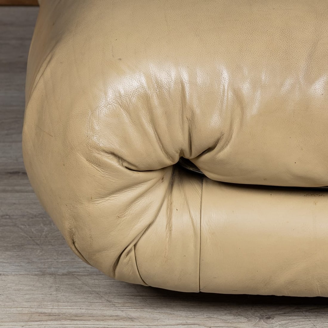 ITALIAN 20thC BEIGE "SORIANA" LEATHER SOFA BY TOBIA SCARPA FOR CASSINA - 11