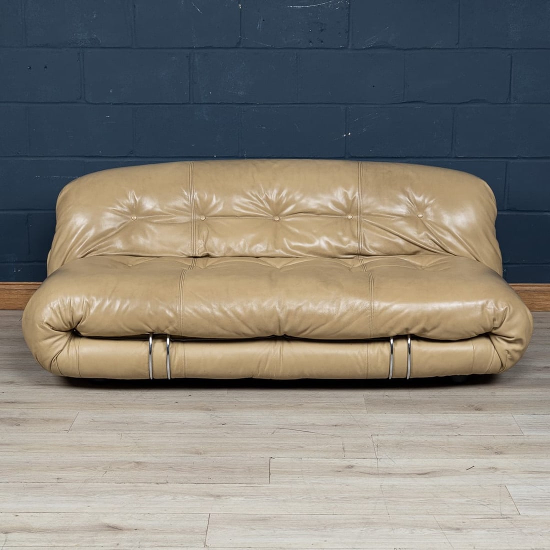 ITALIAN 20thC BEIGE "SORIANA" LEATHER SOFA BY TOBIA SCARPA FOR CASSINA - 2