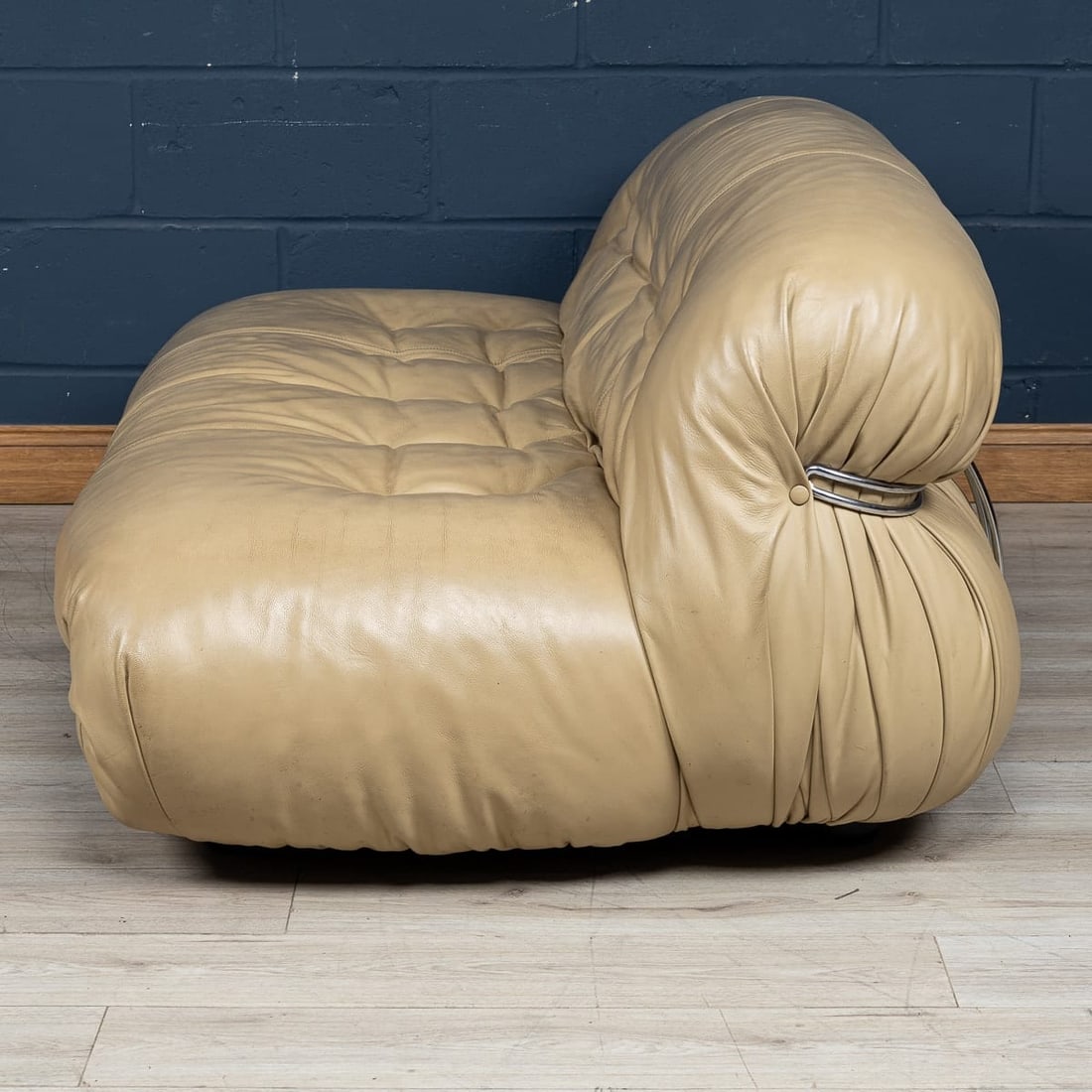 ITALIAN 20thC BEIGE "SORIANA" LEATHER SOFA BY TOBIA SCARPA FOR CASSINA - 4