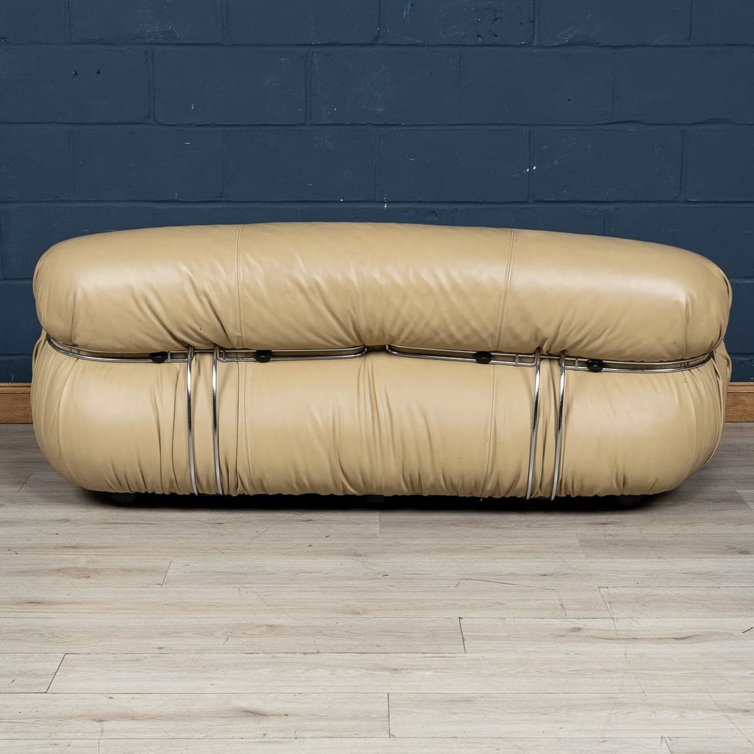 ITALIAN 20thC BEIGE "SORIANA" LEATHER SOFA BY TOBIA SCARPA FOR CASSINA - 5